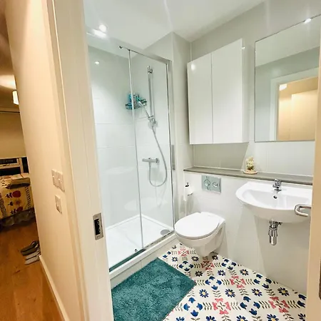 Ensuite Room-close To Airport