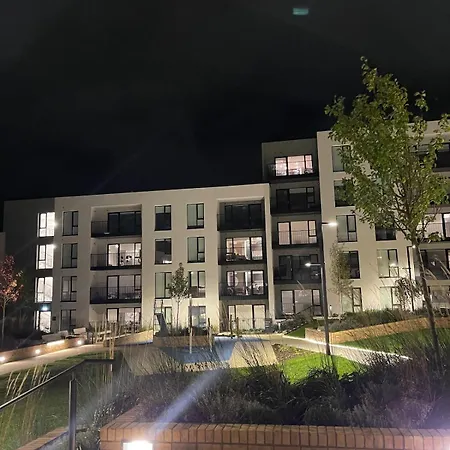 Ensuite Room-close To Airport *