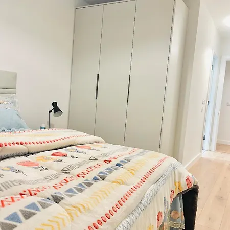 Ensuite Room-close To Airport Apartamento