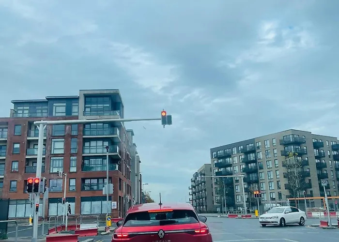 Ensuite Room-close To Airport Apartment *