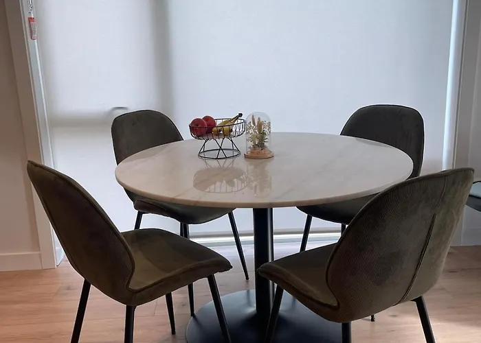 Ensuite Room-close To Airport Apartment *