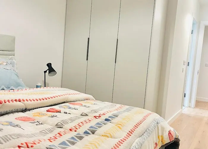 Ensuite Room-close To Airport Apartment